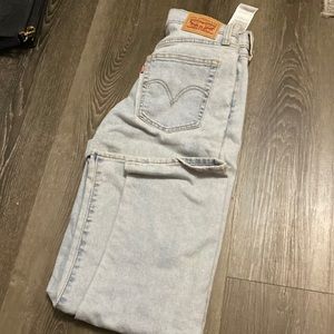 ⭐️4/30 Levi’s wedgie straight size 28